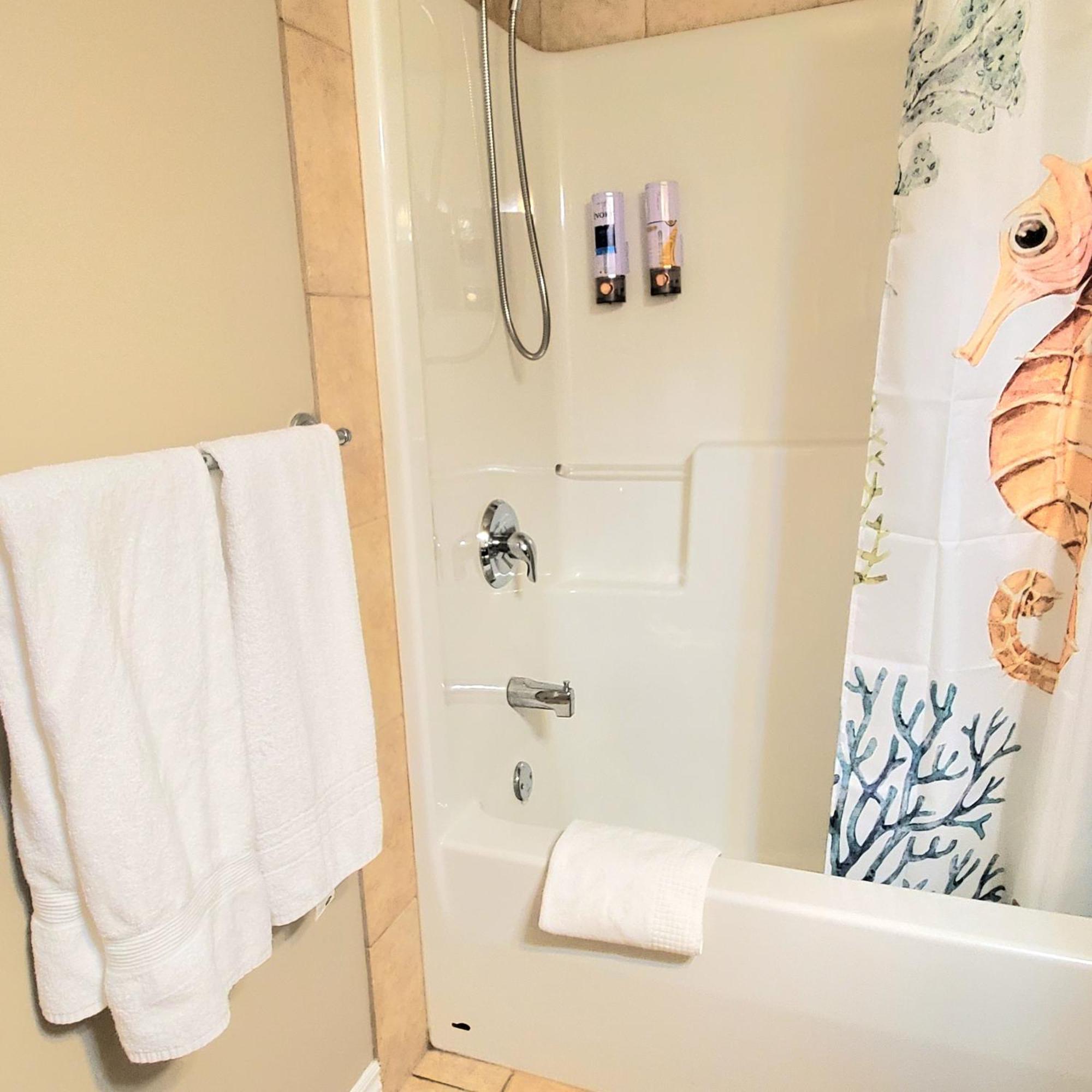 Private 2 Bedrooms Suite Near Hwy 1, Cultus Lake, Heritage Park, Fishing, Coliseum Chilliwack Habitación foto